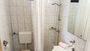 Shower, towels - Former Fisherman's House on Pasman Island (Pasman)