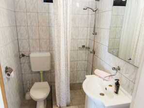 Shower, towels - Former Fisherman's House on Pasman Island (Pasman)