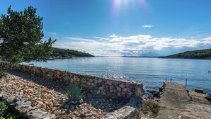 Beach - Former Fisherman's House on Pasman Island (Pasman)