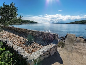 Beach - Former Fisherman's House on Pasman Island (Pasman)