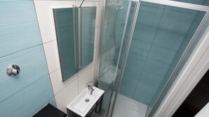 Shower, towels - Private Villa in Zapuzane Dalmatia With Private Pool (Benkovac)