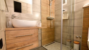 Een douche, een haardroger, handdoeken