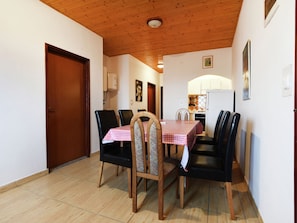 Fridge, microwave, oven, coffee/tea maker - Premium Apartment in Bibinje With Garden (Bibinje)
