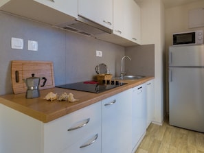 Private kitchen | Fridge, microwave, dishwasher, coffee/tea maker
