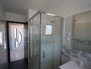 House | Bathroom | Shower, towels