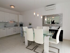 Dining - Beautiful Modern Apartment With Balcony and Stunning sea View (Crikvenica)