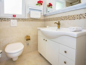 Cottage | Bathroom