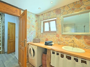 Villa | Bathroom | Shower, towels