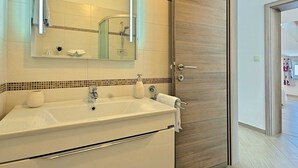 Shower, towels - Modern Villa With Infinity Pool in Brsec (Moscenicka Draga)
