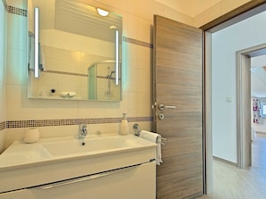 Shower, towels