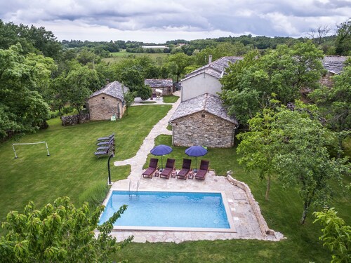 Attractive Villa With Pool and Fenced Garden - Privacy Guaranteed