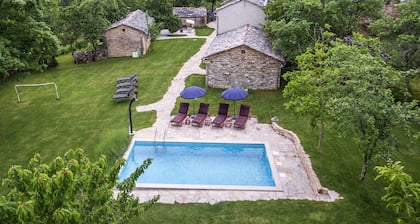Attractive Villa With Pool and Fenced Garden - Privacy Guaranteed