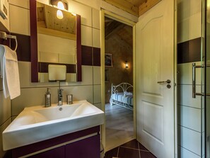 Cottage | Bathroom | Hair dryer, towels