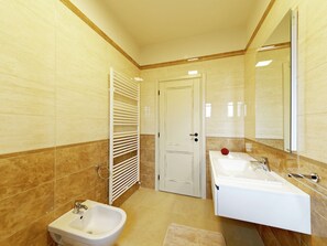 Cottage | Bathroom | Shower, hair dryer, towels