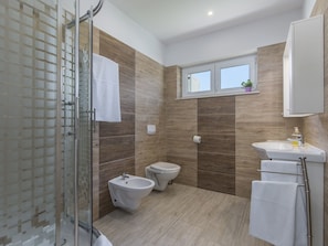 Villa | Bathroom | Shower, hair dryer, towels
