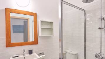 Cottage | Bathroom | Hair dryer, towels