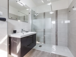 Villa | Bathroom | Shower, towels