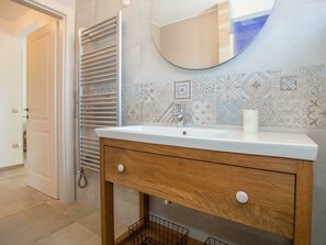 Shower, hair dryer, towels - Modern and Well-kept Apartment Within Walking Distance of Restaurant and Beach Banjole (Medulin)