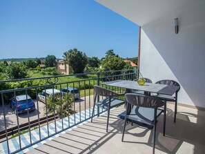 Balcony - Modern and Well-kept Apartment Within Walking Distance of Restaurant and Beach Banjole (Medulin)
