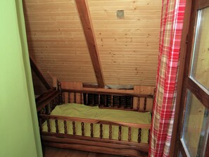 House | 2 bedrooms, individually furnished, bed sheets - Holiday Home in Brod na Kupi by River Kupa (Delnice)