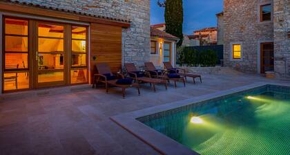 Beautiful Villa Consisting of two Houses With Private Pool, Near Pula and Beach