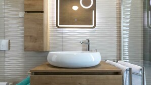Villa | Bathroom | Shower, hair dryer, towels - Detached Villa With Private Swimming Pool Near the Sea (Pula)