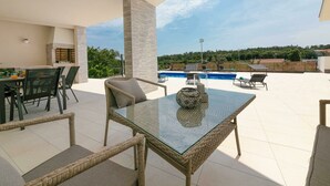 Villa | Balcony - Detached Villa With Private Swimming Pool Near the Sea (Pula)