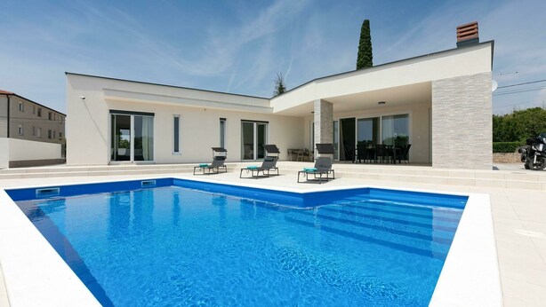 Exterior - Detached Villa With Private Swimming Pool Near the Sea (Pula)