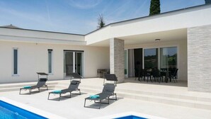 Exterior - Detached Villa With Private Swimming Pool Near the Sea (Pula)