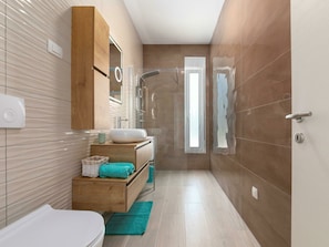Villa | Bathroom | Shower, hair dryer, towels