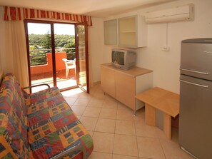 Living room - Well-kept Apartment With Balcony Near Touristic Pula (Pula)