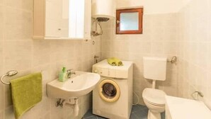 Bathroom - Nice Bungalow With Shared Swimming Pool and Enclosed Garden With Bbq (Medulin)