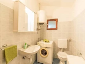 Shower, towels - Nice Bungalow With Shared Swimming Pool and Enclosed Garden With Bbq (Medulin)