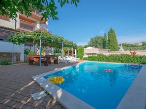 Outdoor pool - Nice Bungalow With Shared Swimming Pool and Enclosed Garden With Bbq (Medulin)