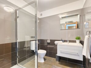 Badewanne, Haartrockner, Handtücher