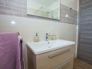 Bathroom - Villa with Large Garden & Pool near Pula (Marcana)