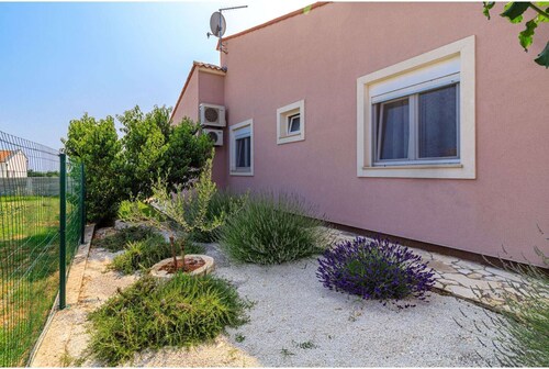 Villa with Large Garden & Pool near Pula