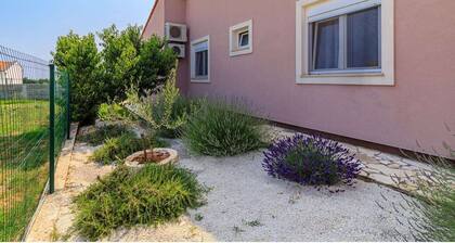 Villa with Large Garden & Pool near Pula