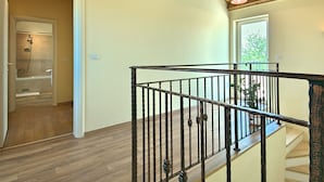 3 camere, con arredamento individuale, lenzuola