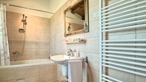 Villa | Bagno | Combinazione doccia/vasca, asciugamani