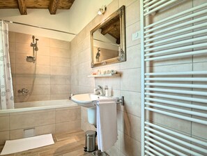 Villa | Bathroom | Combined shower/tub, towels