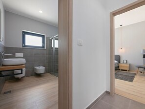 Dusche, Haartrockner, Handtücher