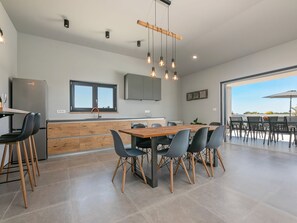 Wasserkocher mit Kaffee-/Teezubehör, Kühlschrank, Ofen, Geschirrspüler