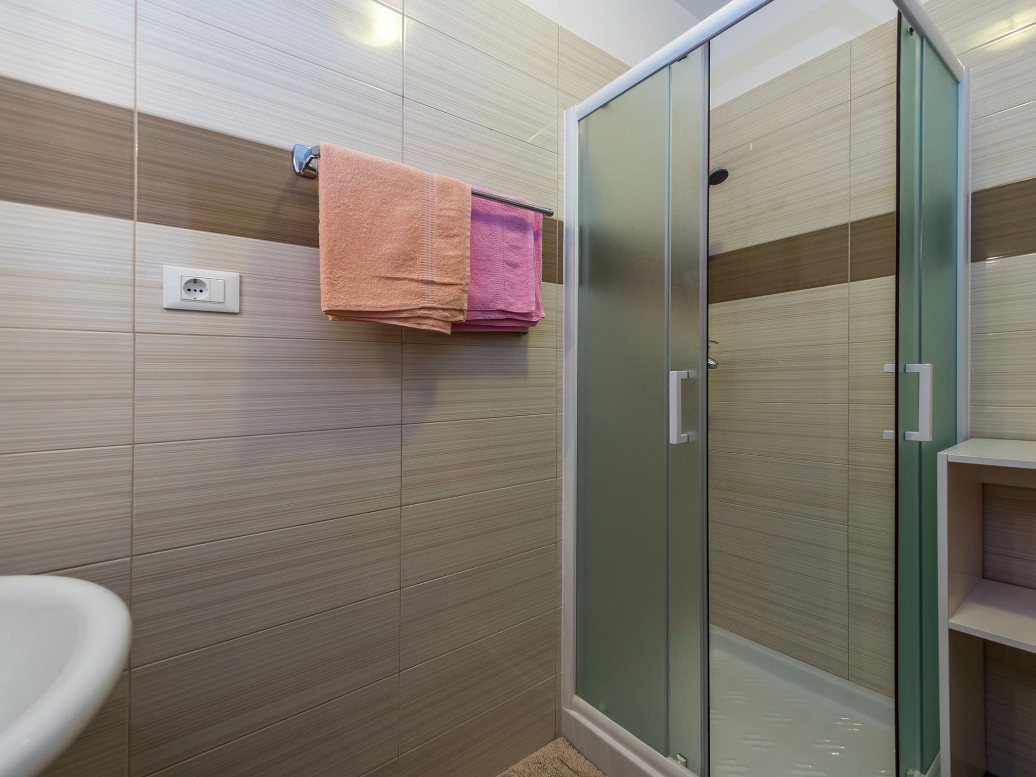 Huis | Badkamer | Een douche, handdoeken