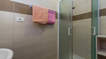 Huis | Badkamer | Een douche, handdoeken