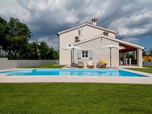 Exterior - Modern and Spacious Villa in the Midst of Greenery Near the sea and Pula (Marcana)
