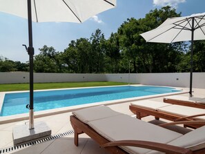 Outdoor pool - Modern and Spacious Villa in the Midst of Greenery Near the sea and Pula (Marcana)