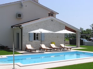 Pool - Modern and Spacious Villa in the Midst of Greenery Near the sea and Pula (Marcana)