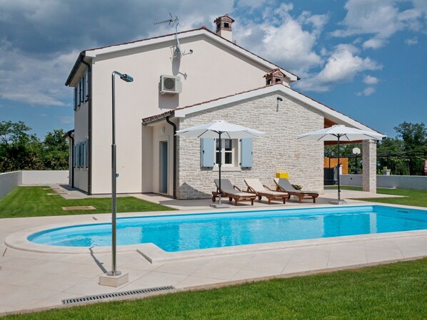 Outdoor pool - Modern and Spacious Villa in the Midst of Greenery Near the sea and Pula (Marcana)