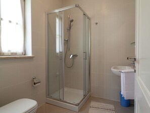 Shower, towels - Modern and Spacious Villa in the Midst of Greenery Near the sea and Pula (Marcana)